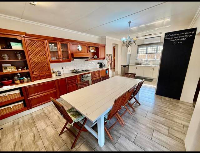 6 BEDROOM HOUSE FOR SALE IN SCOTTSVILLE